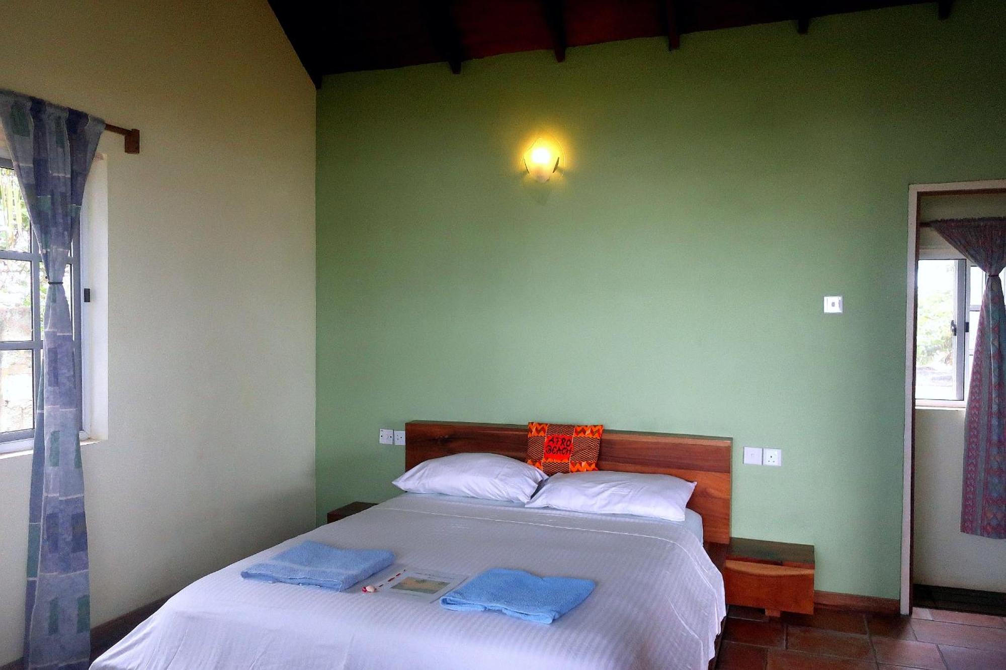 Afro Beach Eco Resort Butre Phòng bức ảnh